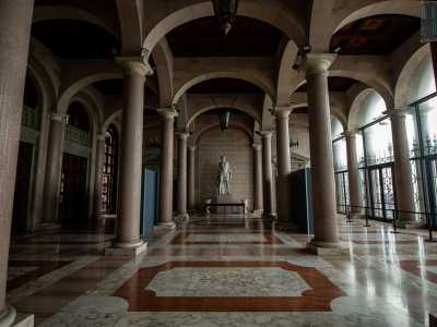 Accediamo cos� nell�atrio d�ingresso, il cosiddetto �colonnato�. Si tratta di un profondo porticato pavimentato da diversi tipi di marmo, disposti in modo da formare motivi geometrici...